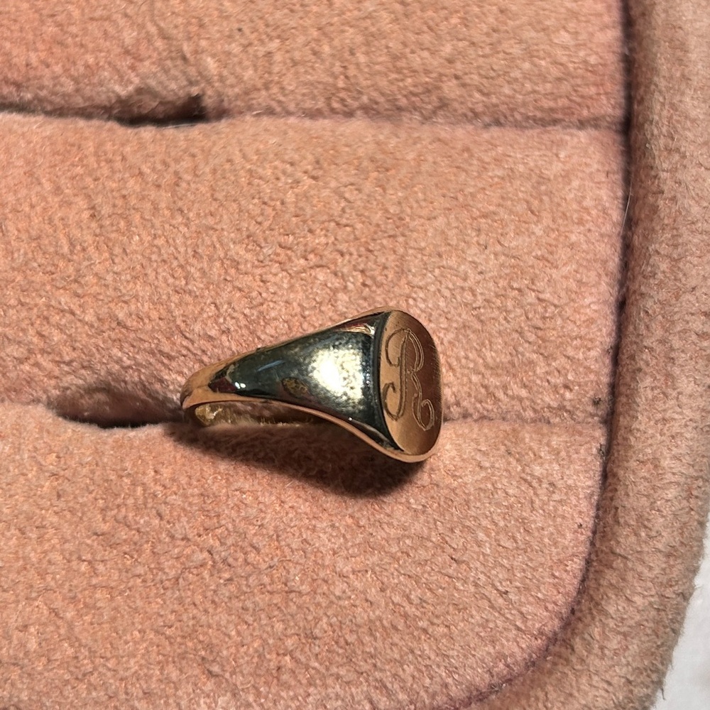 VINTAGE GOLD PLATED signet ring “R” initial ring size 4 - Picture 2 of 2